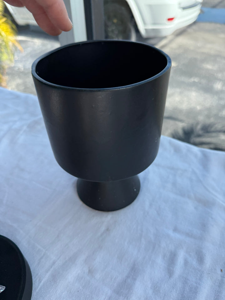 Blk modern planter