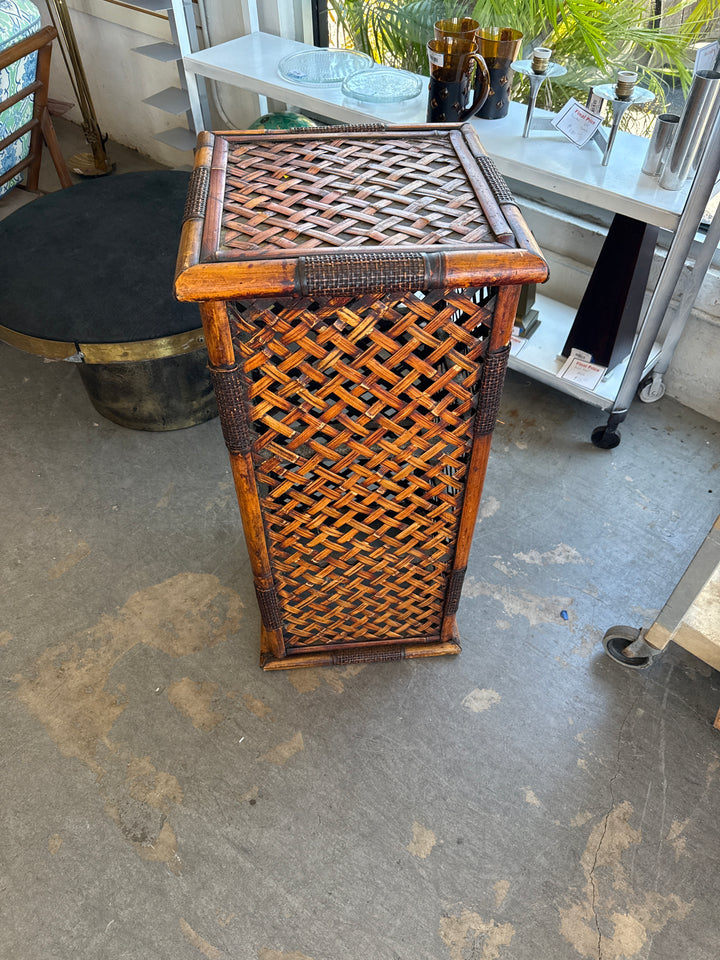Wicker rattan pedestal