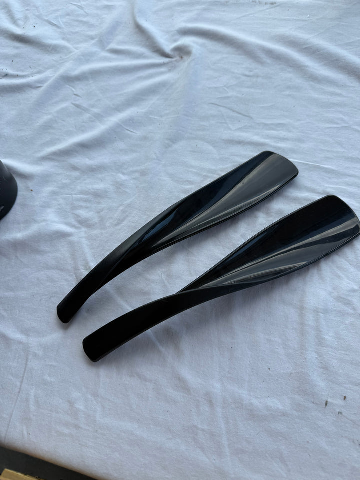 Modern Blk salad tongs