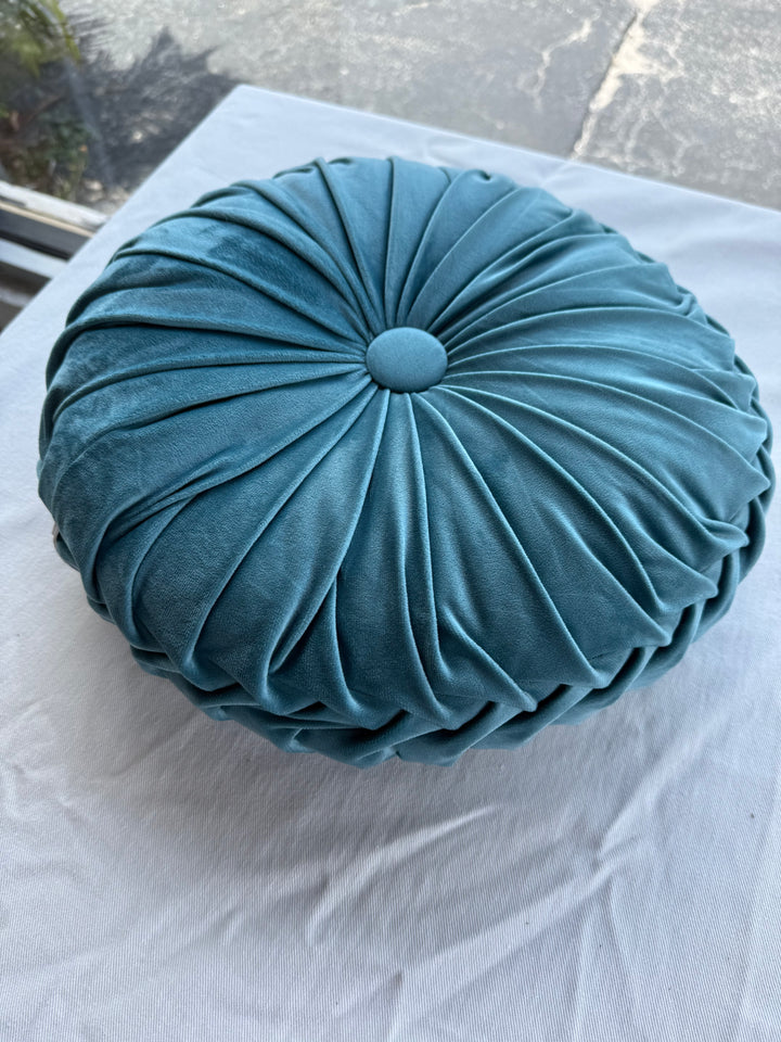 Round pleated pillow