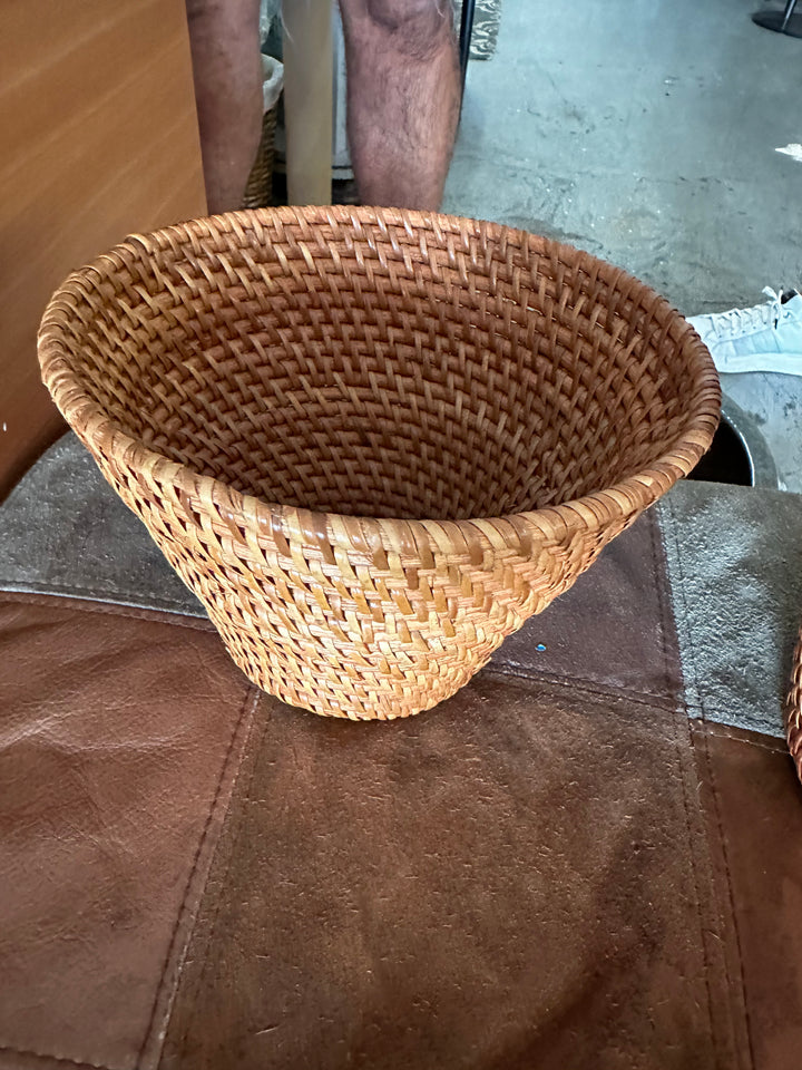 Sm Wicker planter