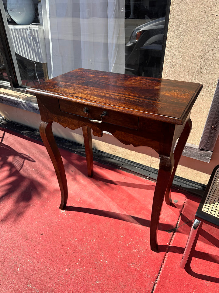 Petite foyer table