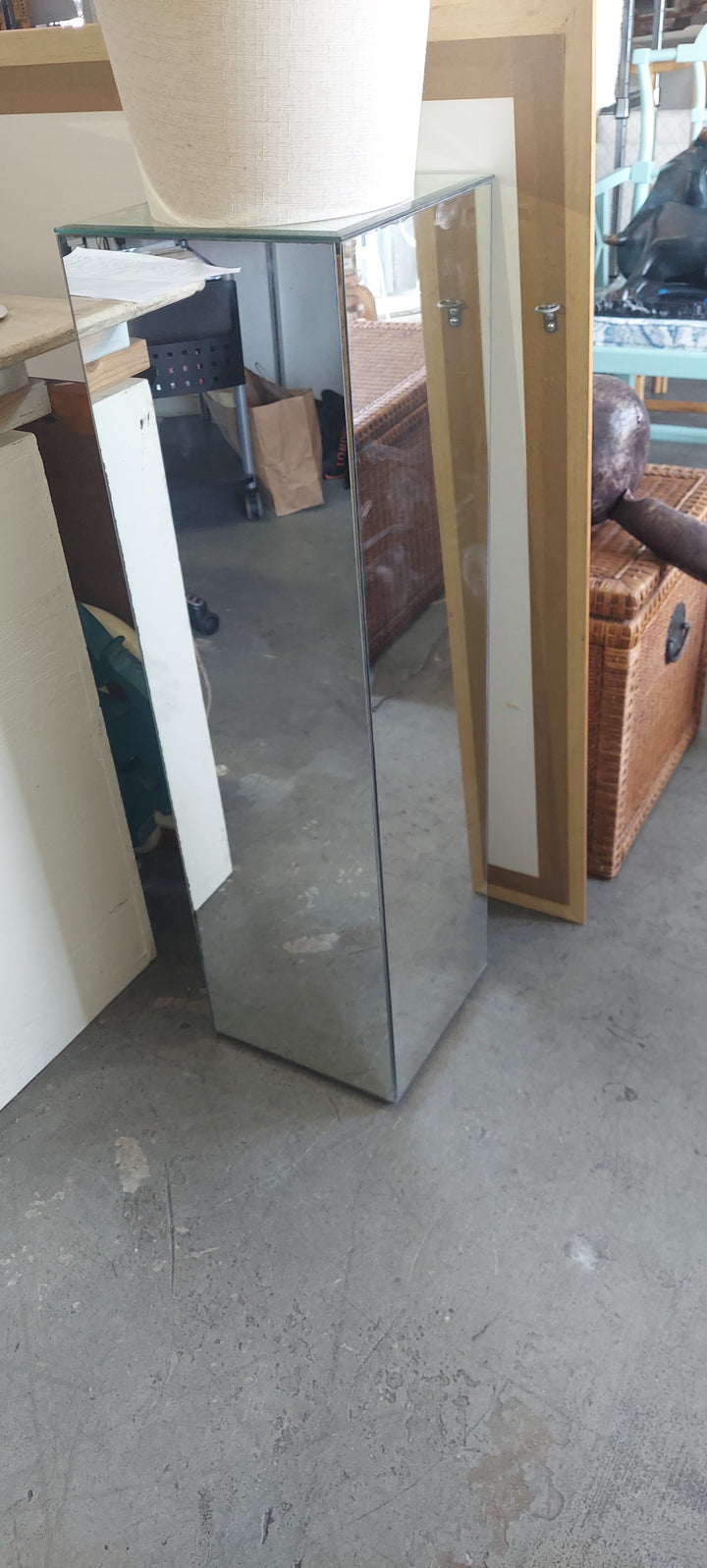 Mirror Pedestal